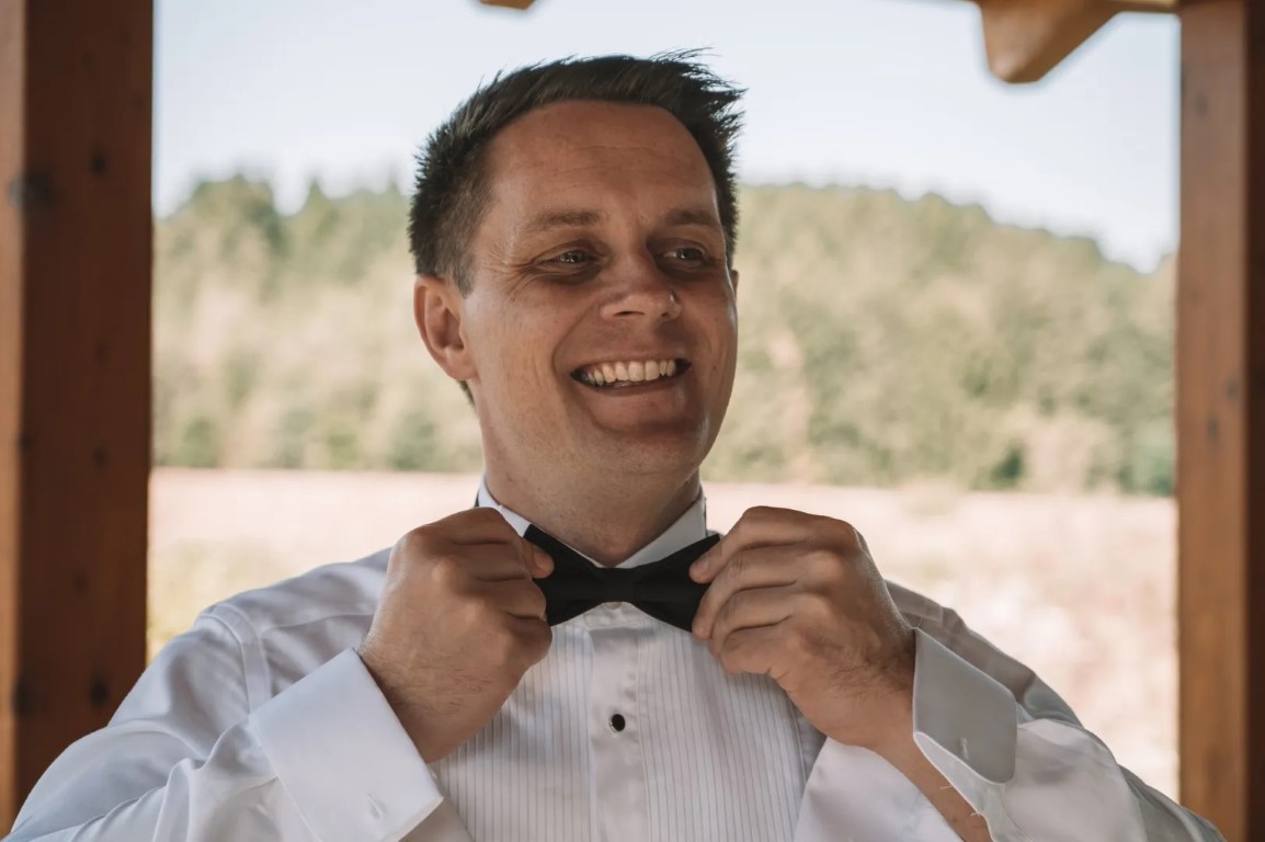 Destination wedding v Sloveniji; mladoporočenca v naravnem okolju z razgledom in uravnoteženo kompozicijo, posneto v nežni naravni svetlobi.